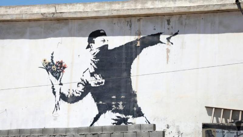 Fresque murale d’art urbain à Paris, mélangeant styles classiques et peinture urbaine moderne